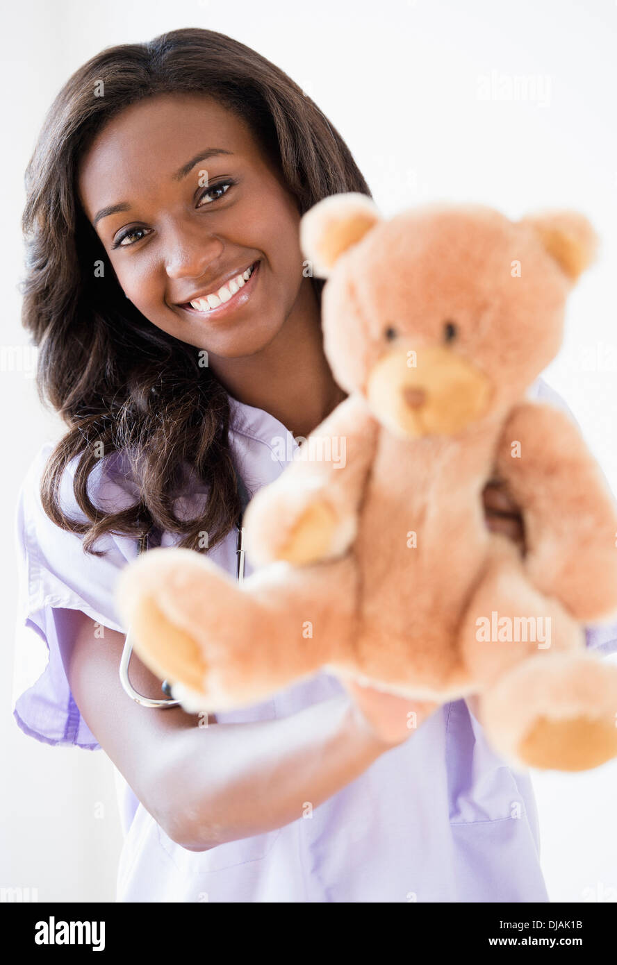 Schwarze Krankenschwester Holding Teddybär Stockfoto