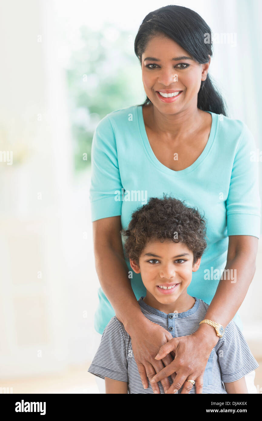 Mutter und Sohn umarmt Stockfoto