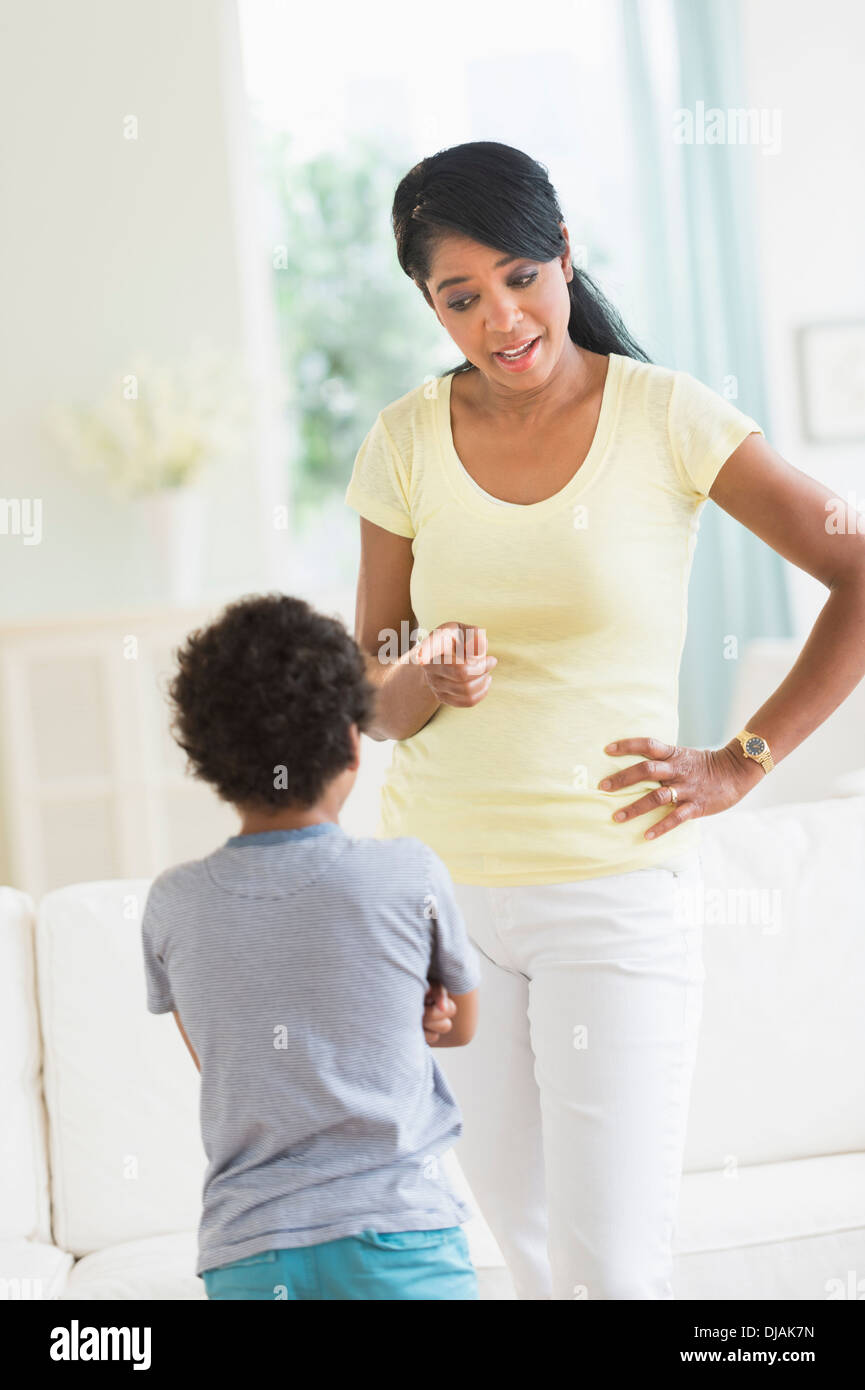 Mutter Sohn Schelte im Wohnzimmer Stockfoto
