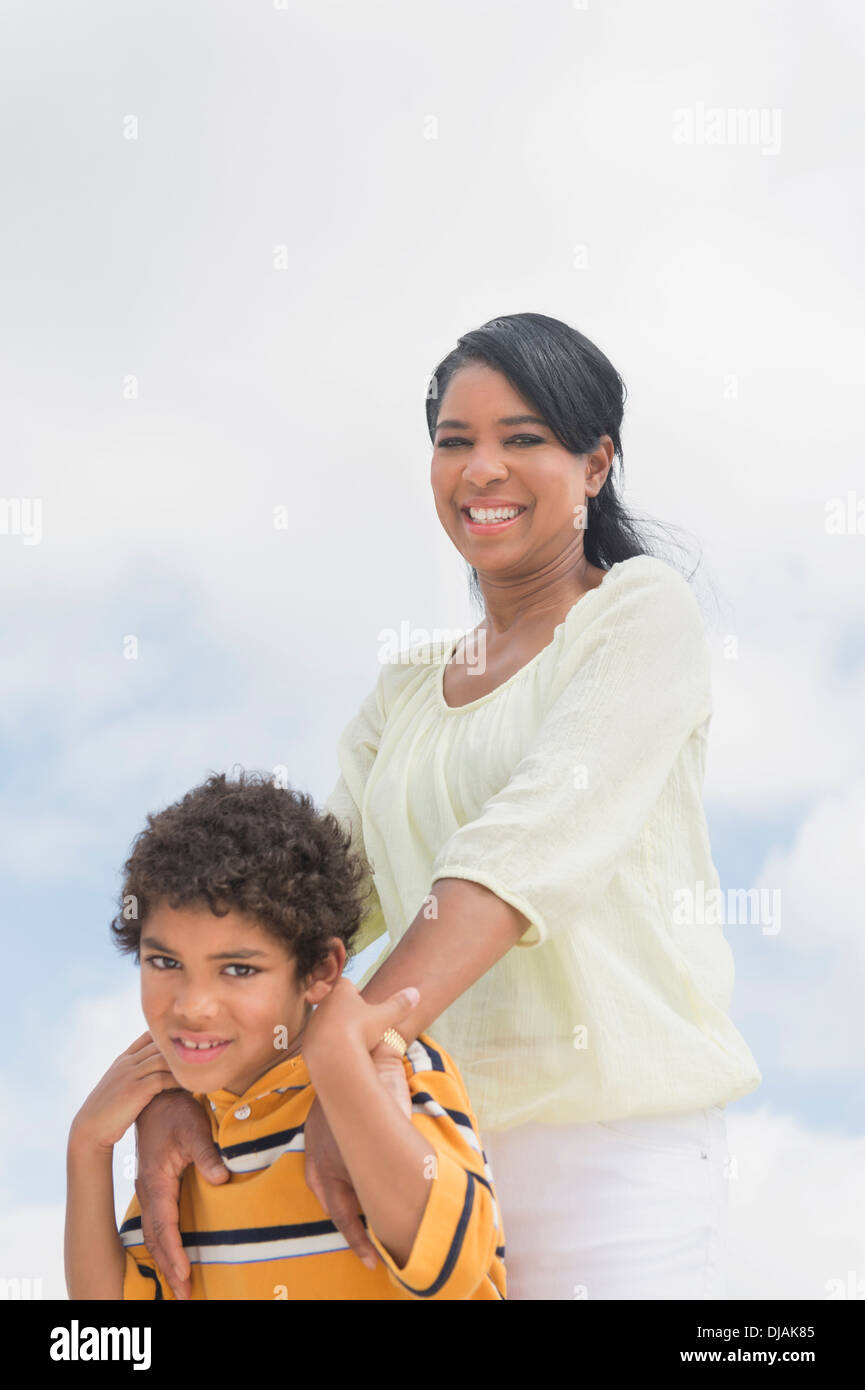 Mutter und Sohn umarmt im freien Stockfoto