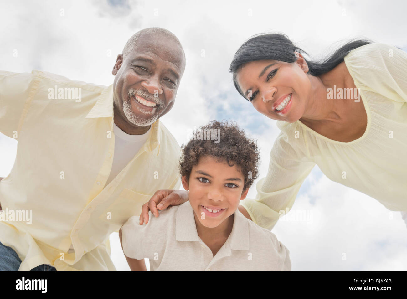 Drei Generationen der Familie lächelnd in Huddle im freien Stockfoto