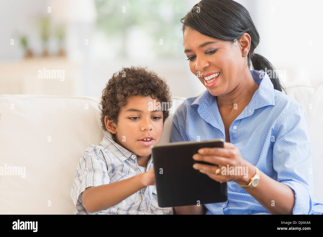 Mutter und Sohn mit digital-Tablette Stockfoto