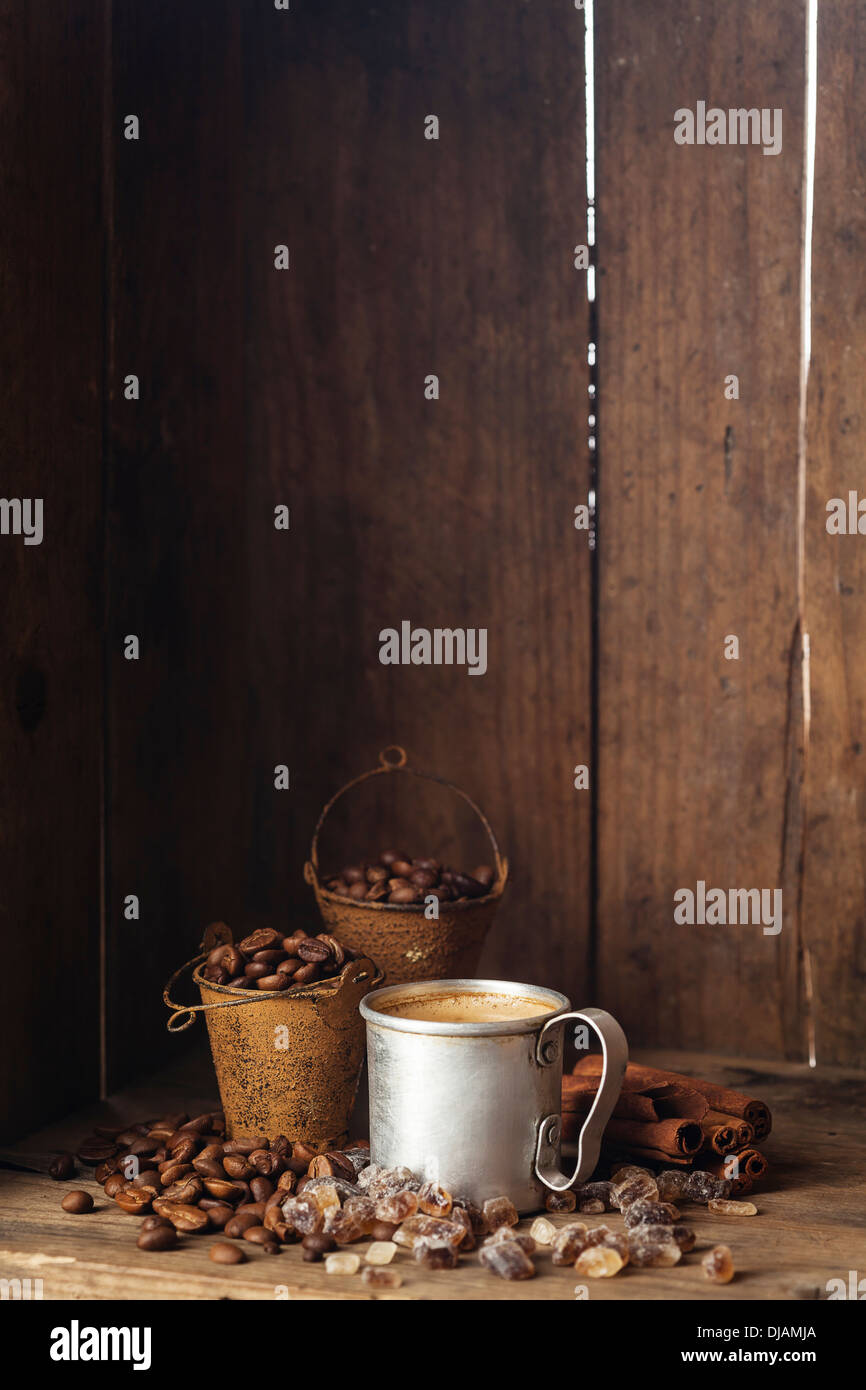 Kaffee in Aluminium-Becher mit Zimt und braunem Zucker Stockfoto