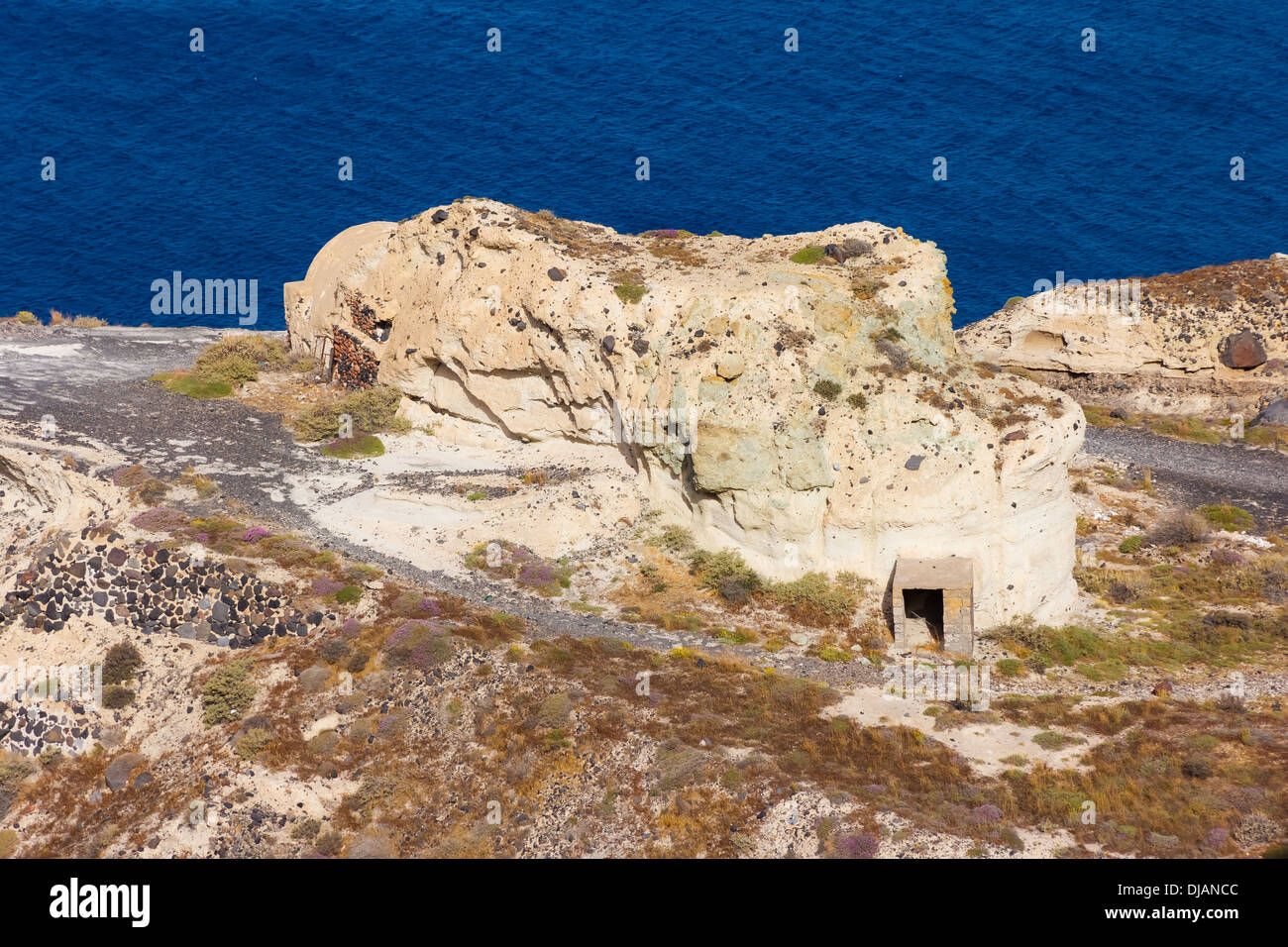 Alten Mine Eingang in Santorini Insel Griechenland gegen ein blaues Meer Stockfoto