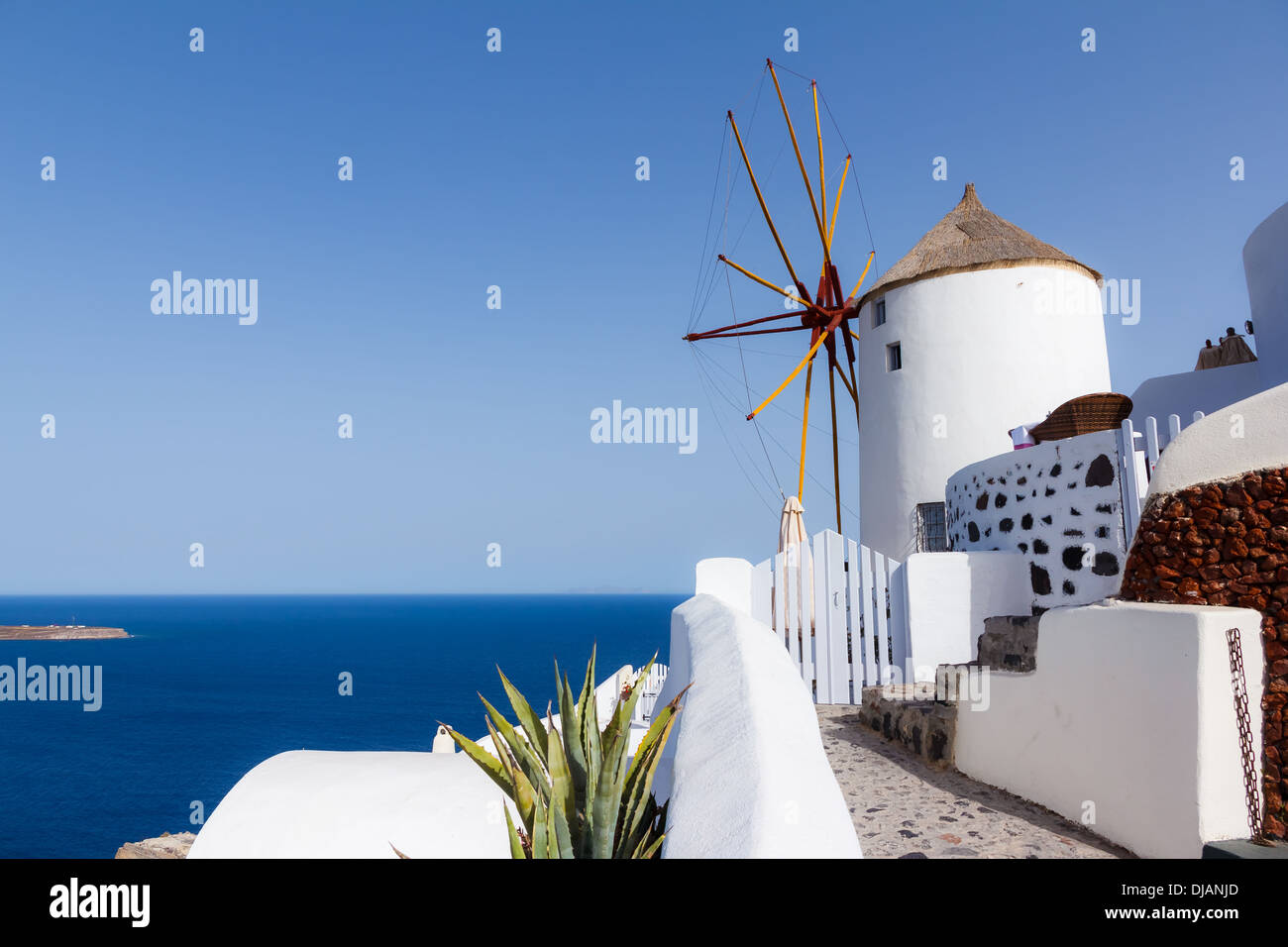 Blick auf die Windmühle gegen blauen Himmel in Oia, Santorini, Griechenland Stockfoto