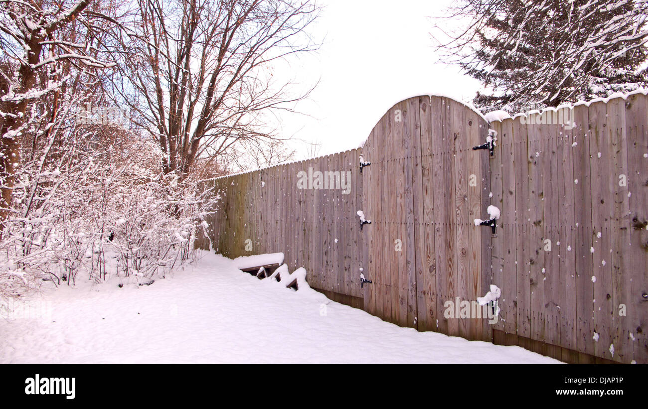 einfache Szenen des bewölkten Wintertag mit Garten Zaun Stockfoto