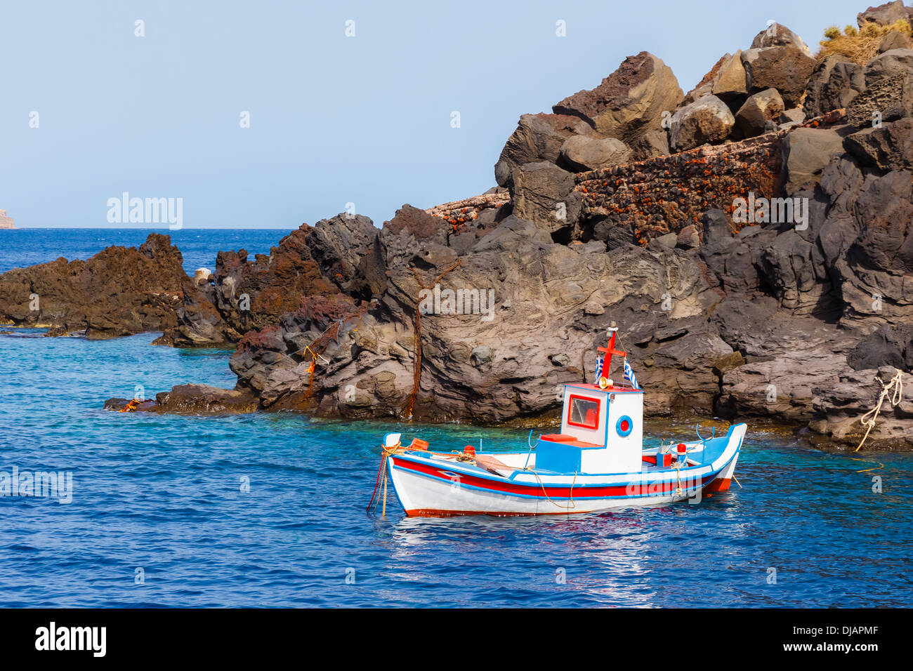 Kleine weiße Fischerboot gebunden in einem kleinen Hafen in der Nähe von Ammoudi, Santorini, Griechenland Stockfoto