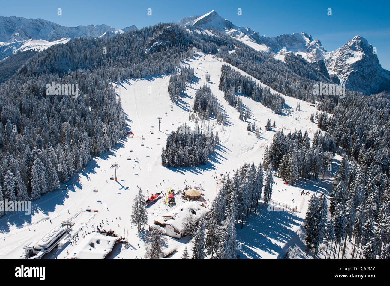 Skifahrer am Hausberg Berg, Winterlandschaft, Garmisch-Partenkirchen, Bayern, Deutschland Stockfoto