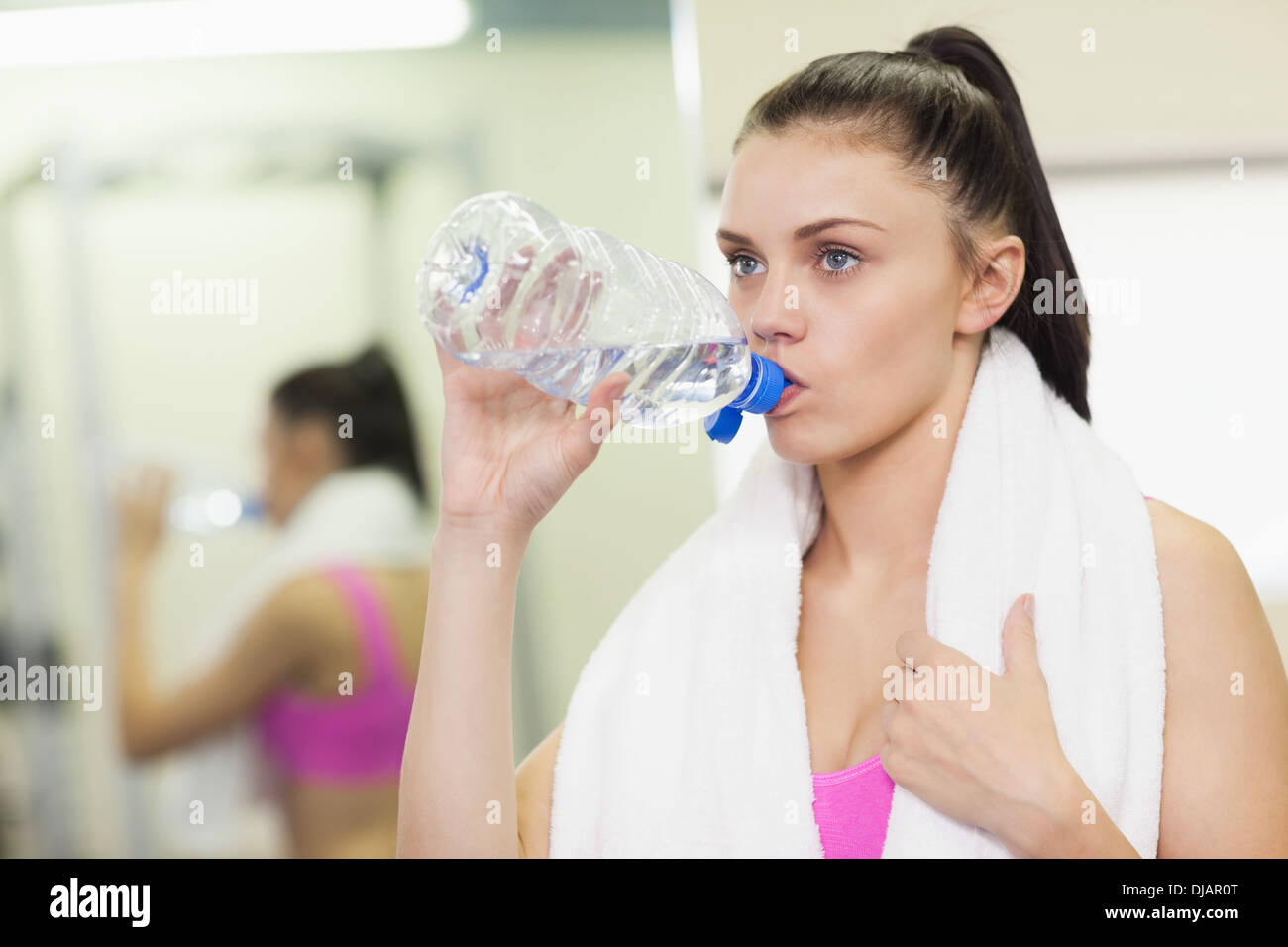 Nahaufnahme einer Frau Trinkwassers im Fitness-Studio Stockfoto
