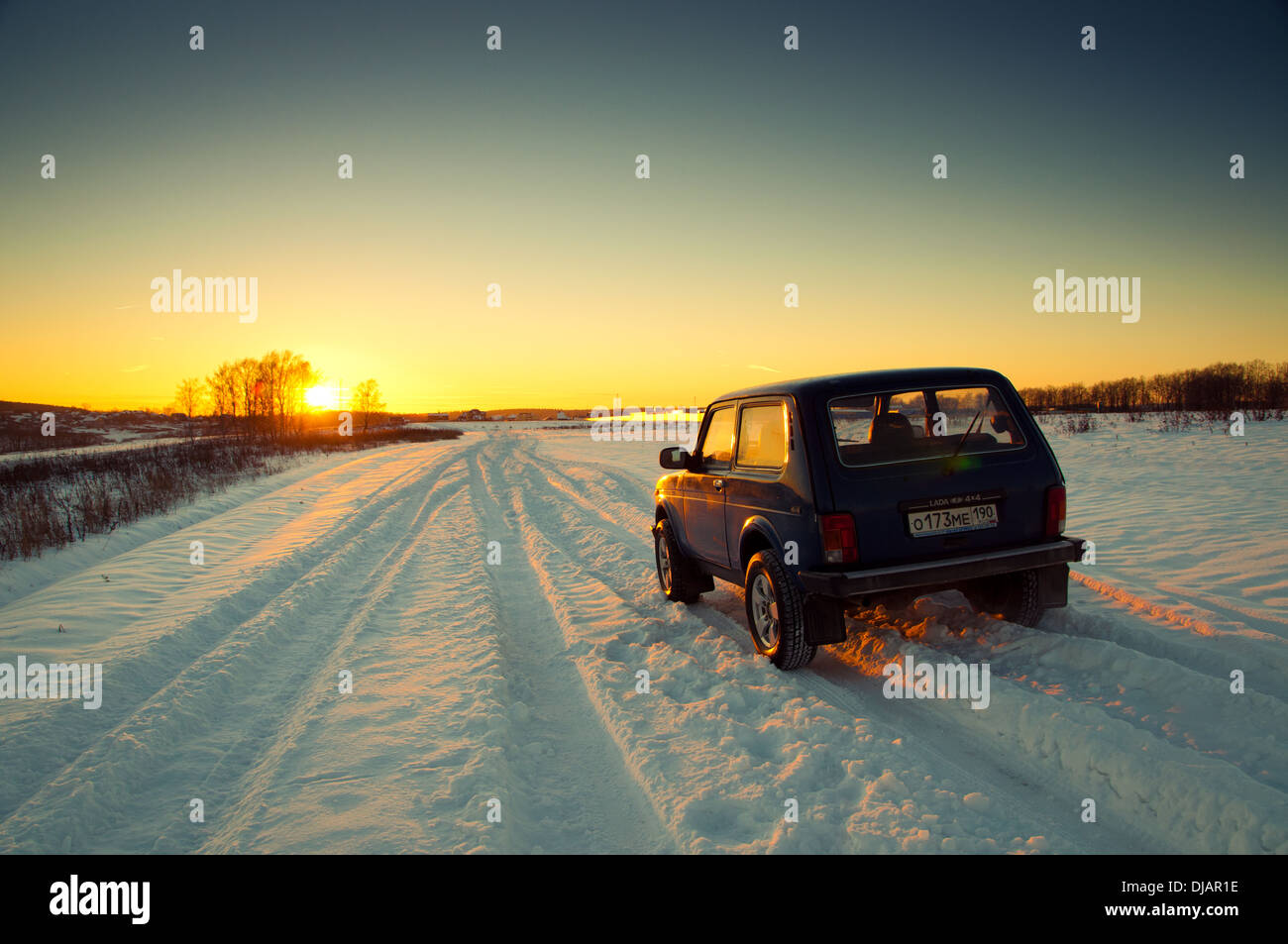Sowjetische und russische SUV Lada Niva 4 x 4 im Schnee Stockfoto