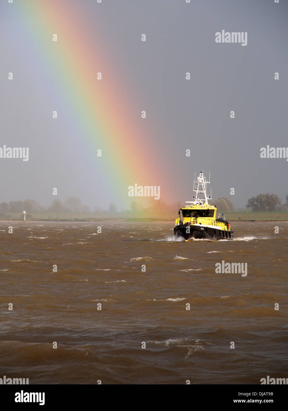 Tug Boat am Fuße des Regenbogens am Rhein getroffen, während auf Viking Kreuzfahrtschiff Stockfoto