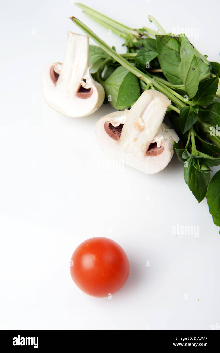 Cherry Tomaten, Champignons und frischen Kräutern Stockfoto