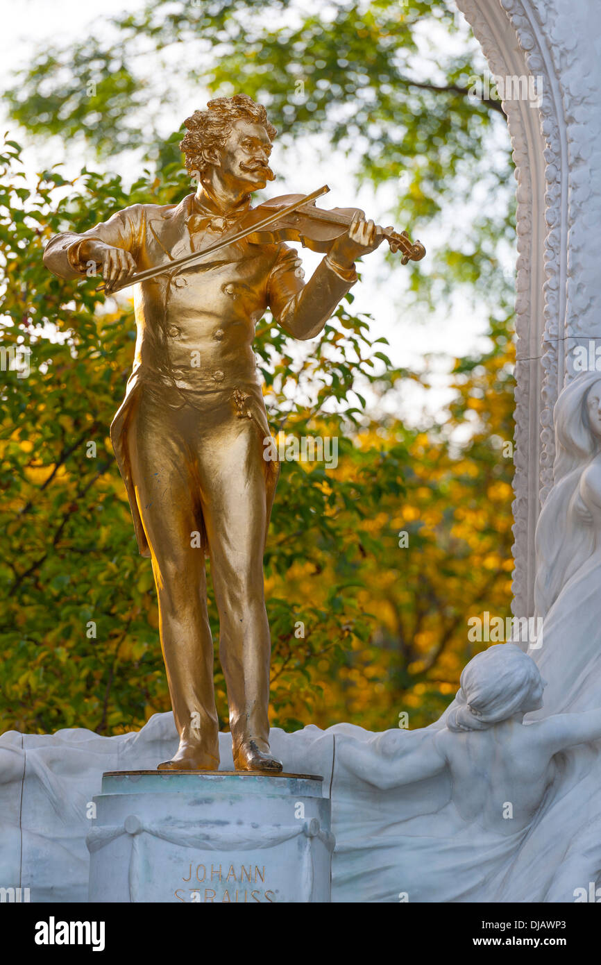 Statue des Musikers Johann Strauss II, auch bekannt als der "Walzerkönig", 1825-1899, Wien, Österreich Stockfoto