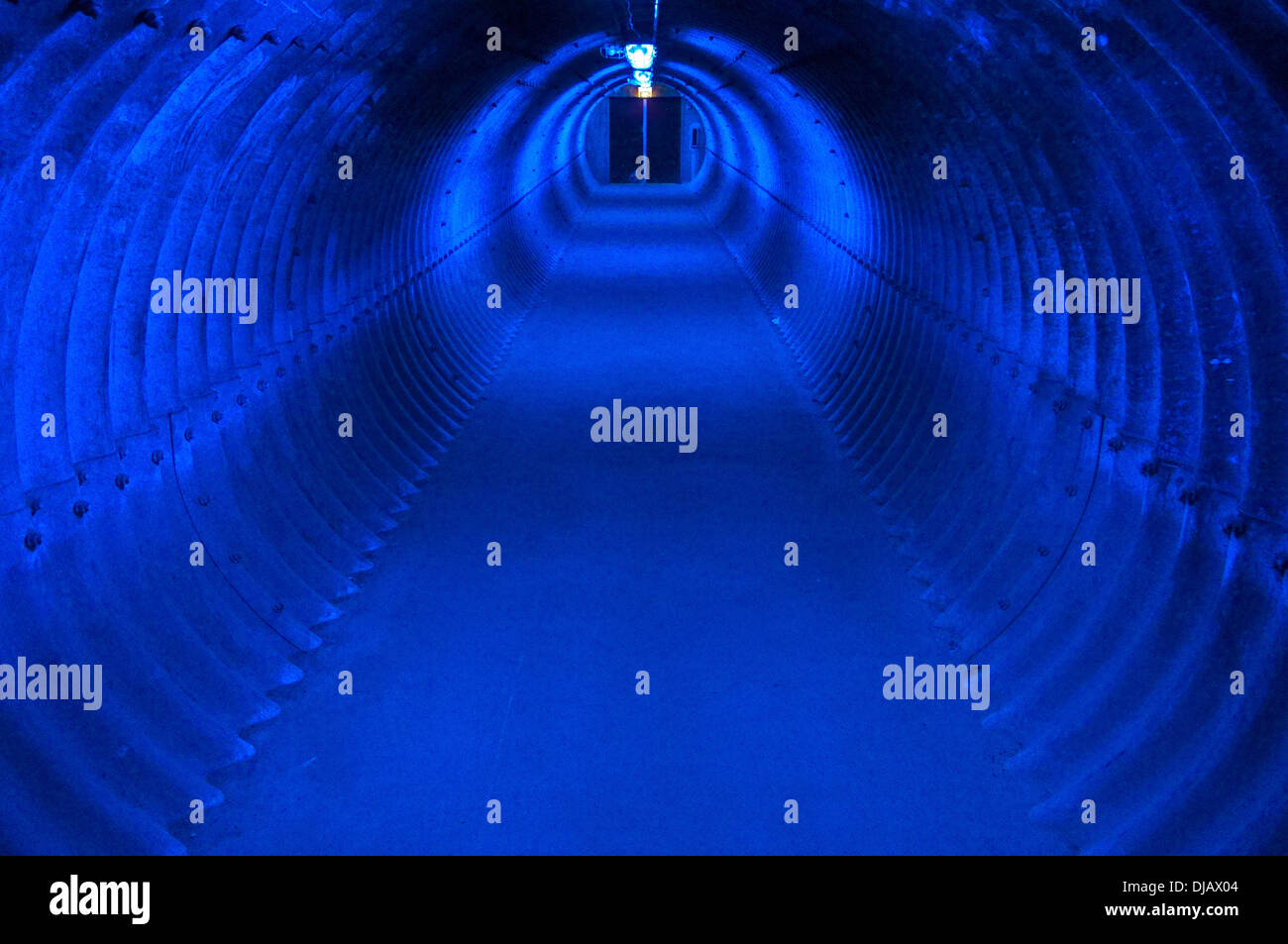 Blauer Tunnel auf dem Zollverein Kokerei, UNESCO-Weltkulturerbe, Essen, Nordrhein-Westfalen, Deutschland Stockfoto