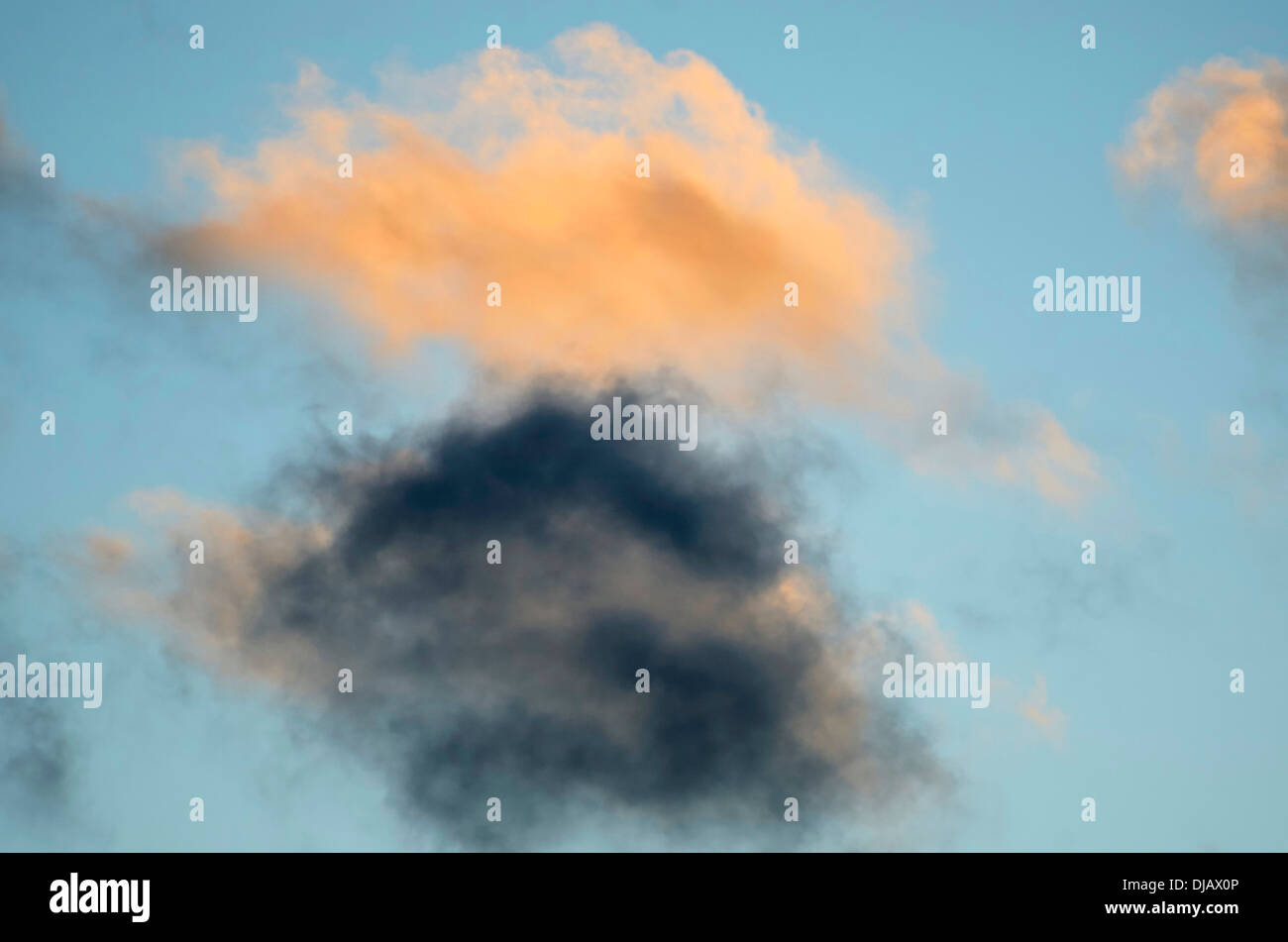 Cumulus-Wolken im Abendlicht, eine schwarze Wolke Stockfoto