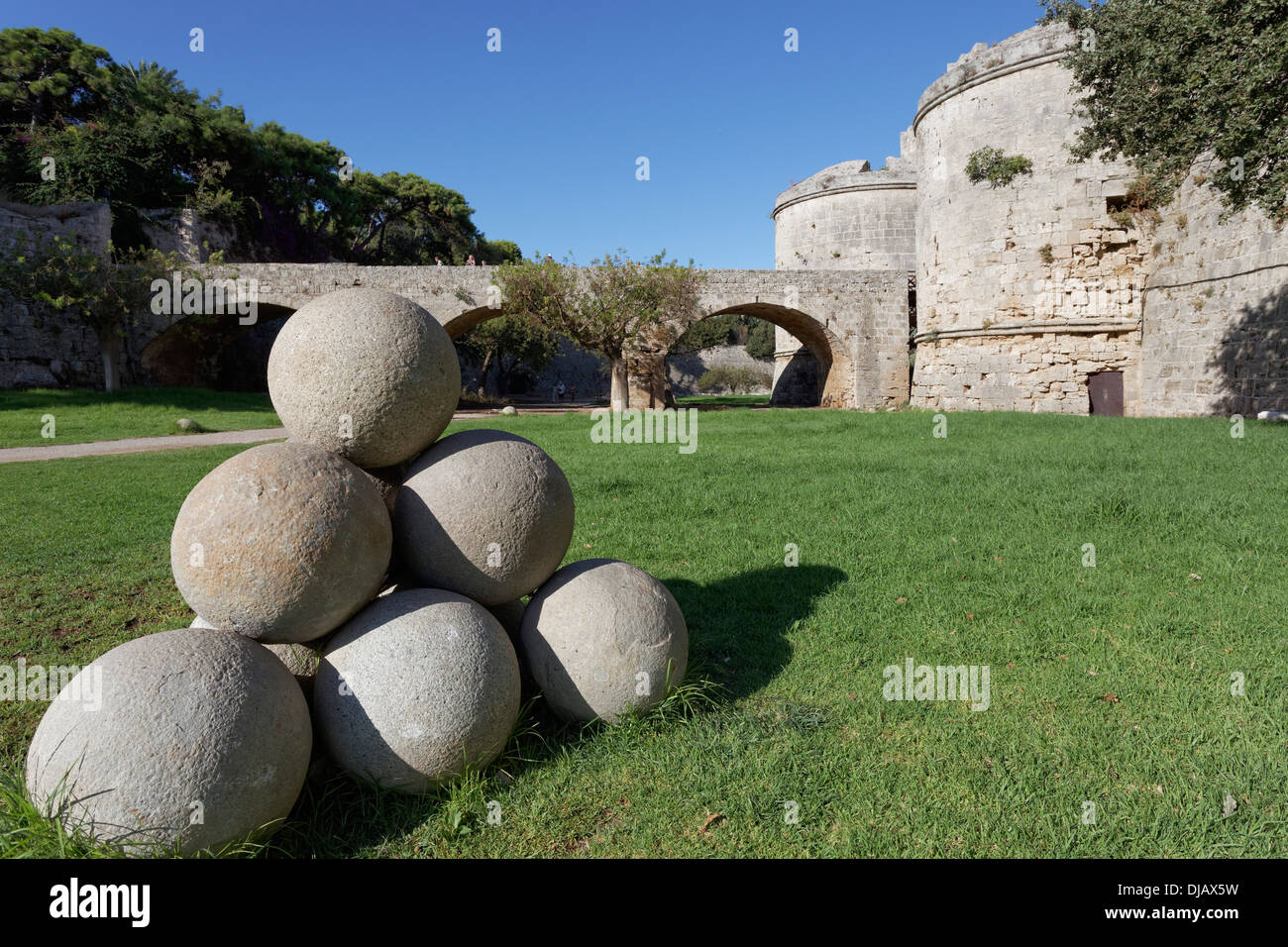 Kanonenkugeln Stein im Graben, D'Amboise Tor im Rücken, mittelalterliche Festung, Rhodos Stadt, Rhodos Stockfoto