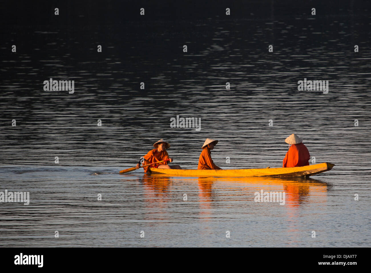 Buddhistische Mönche in einer Zeile Boot auf dem Mekong Fluss in Pakse, Laos Stockfoto