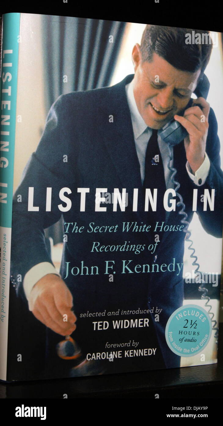Hören: Das Geheimnis White House Aufnahmen von John F. Kennedy "Caroline Kennedy fördert ihr Buch" hören In: The Secret White House Aufnahmen von John F. Kennedy "bei Barnes & Noble New York City-25.09.12 Stockfoto