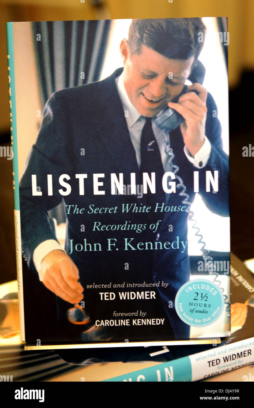 Hören: Das Geheimnis White House Aufnahmen von John F. Kennedy "Caroline Kennedy fördert ihr Buch" hören In: The Secret White House Aufnahmen von John F. Kennedy "bei Barnes & Noble New York City-25.09.12 Stockfoto