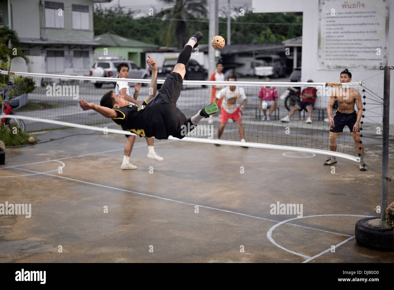 Extreme Sportlichkeit während eines Spiels von Sepak Takraw. Traditionelle und beliebte thailändische Fußballspiel. S. E. Asien Thailand Stockfoto