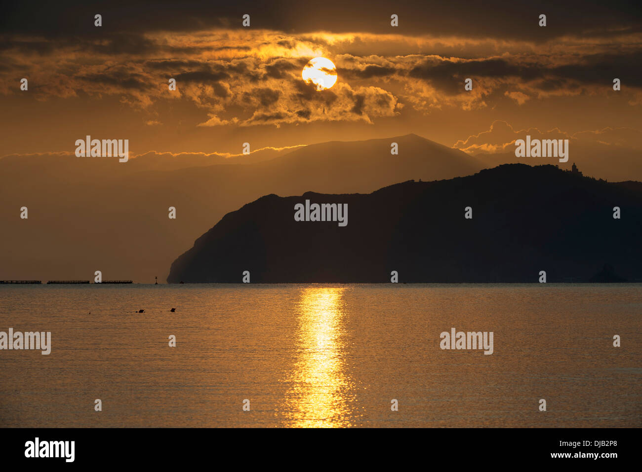 Sonnenaufgang über dem Tyrrhenischen Meer, hinter dem Capo Tindari Berge, San Giorgio, Messina, Sizilien, Italien Provinz Stockfoto