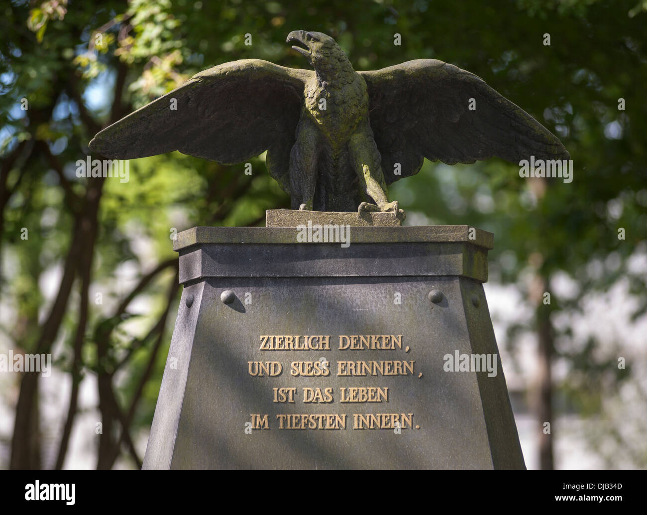 Erste Goethe-Denkmal, 1821, Adler Figur und ein Zitat von Goethe, gestiftet von Großherzogin Maria Pavlovna, Park am Stockfoto