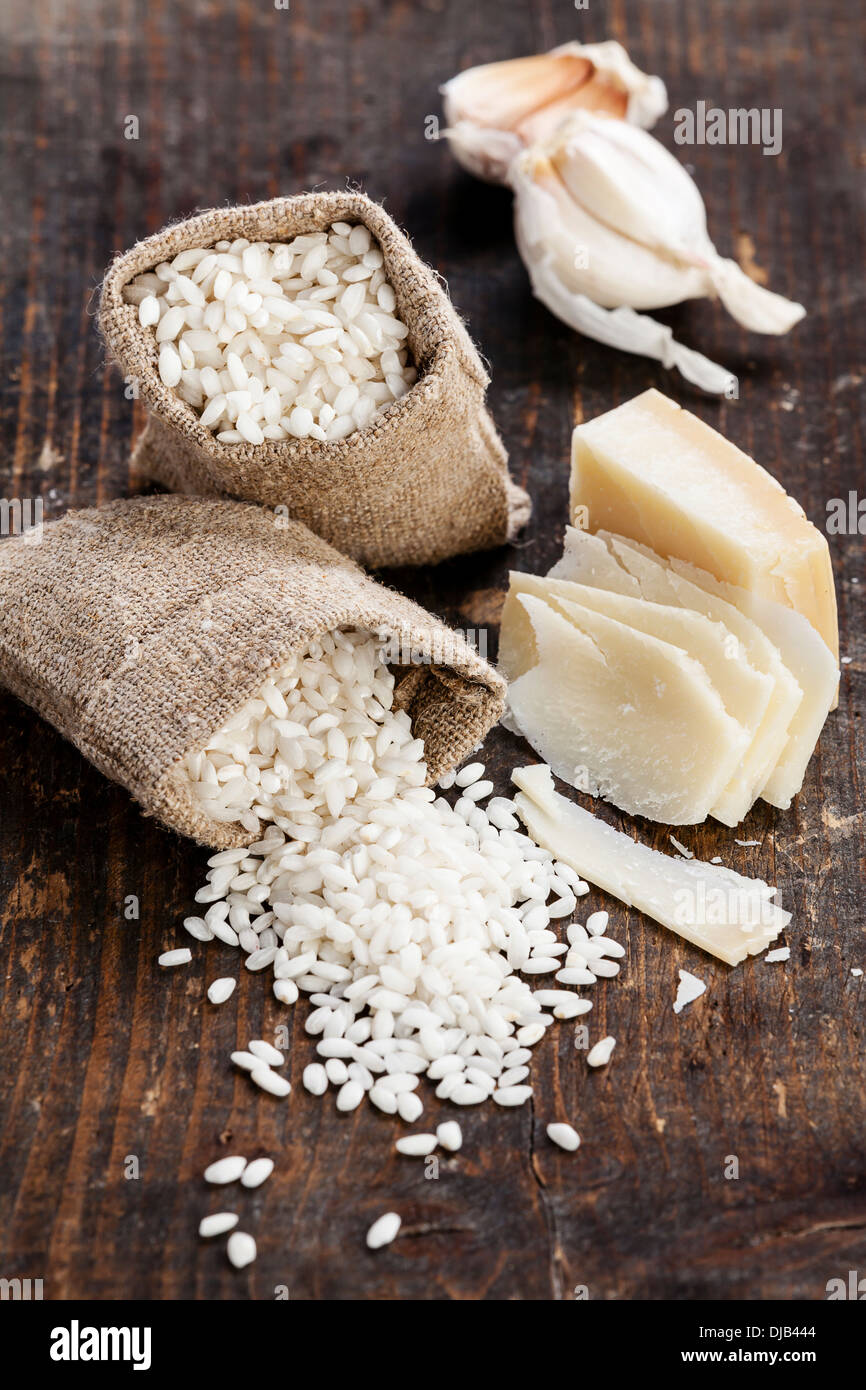 Roher Reis in Jute-Tasche mit Zutaten für risotto Stockfoto