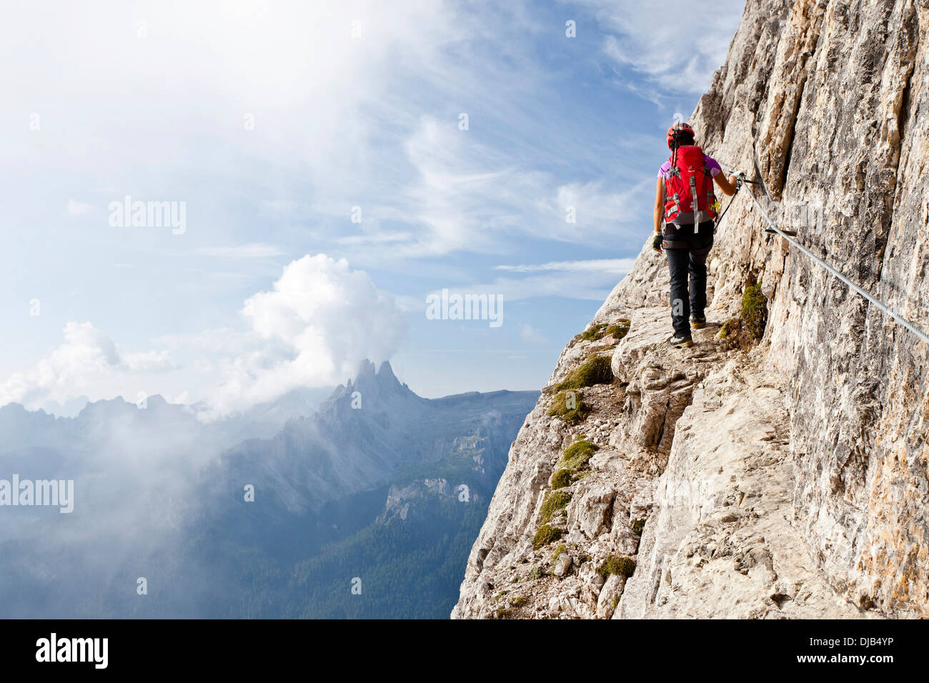 Bergsteiger auf der Via Ferrata Giuseppe di Olivieri, Dolomiten, Belluno, Italien Stockfoto