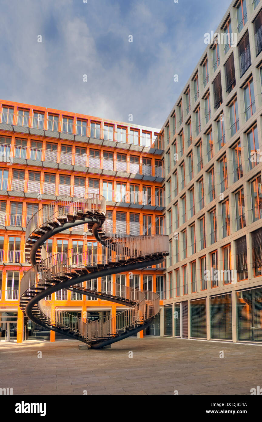 Skulptur "Umschreibung", eine Treppe in die Form einer Doppelhelix von Olafur Eliasson, Deutschlandzentrale der KPMG, München Stockfoto