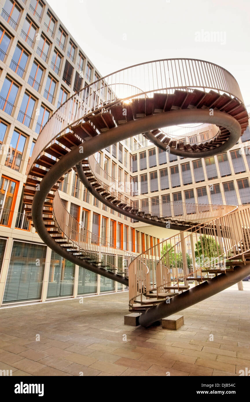 Skulptur "Umschreibung", eine Treppe in die Form einer Doppelhelix von Olafur Eliasson, Deutschlandzentrale der KPMG, München Stockfoto
