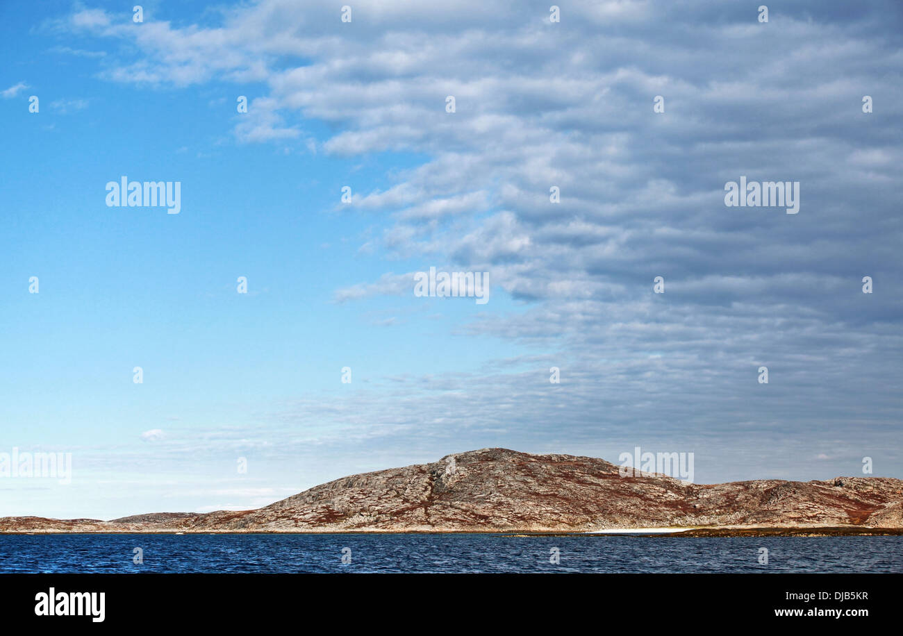 Atmosphärische Front. Stürmische Wolken gehen über norwegische Seeküste Stockfoto