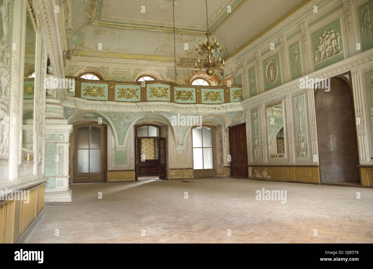 Großen Holztor im alten Gebäude Stockfoto