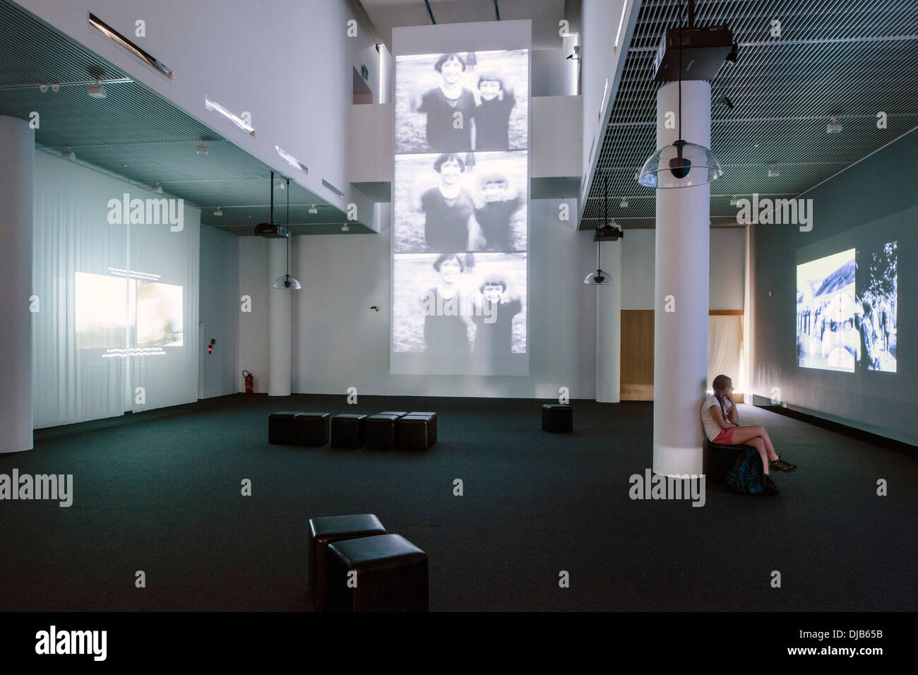 Museum der Geschichte der polnischen Juden, Warschau, Polen. Architekt: Lahdelma & Mahlamaeki, 2013. Leute zu beobachten Video zeigt auf Ausstell Stockfoto