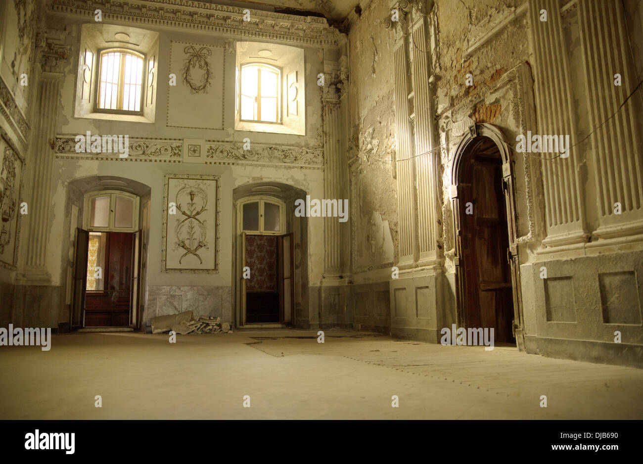Helles Interieur im alten Palast Stockfoto