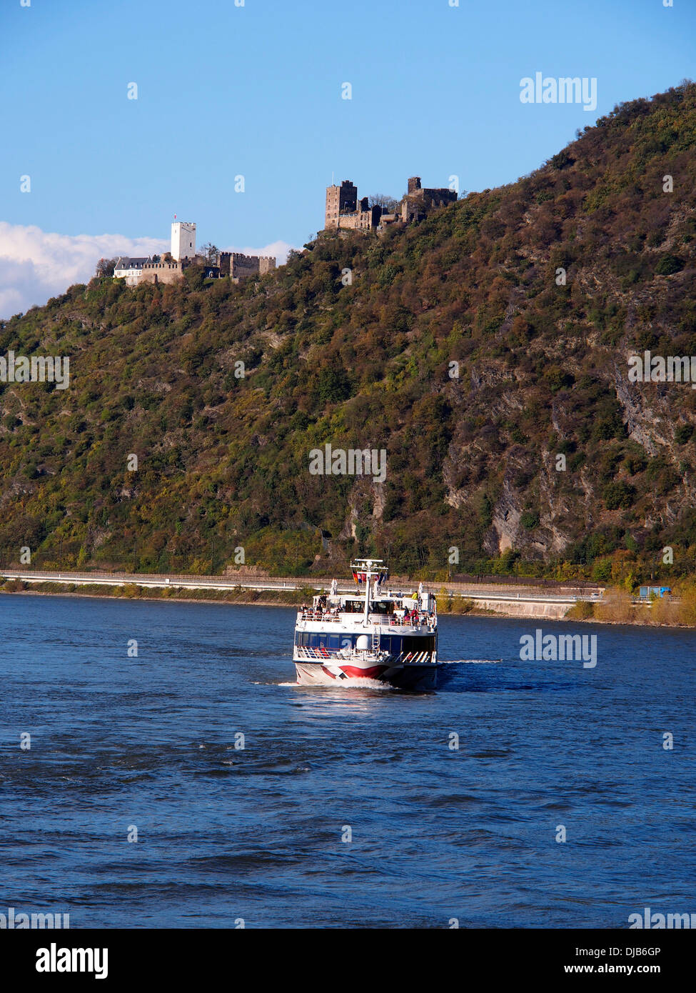 Tug Boat am Fuße des Regenbogens am Rhein getroffen, während auf Viking Kreuzfahrtschiff Stockfoto
