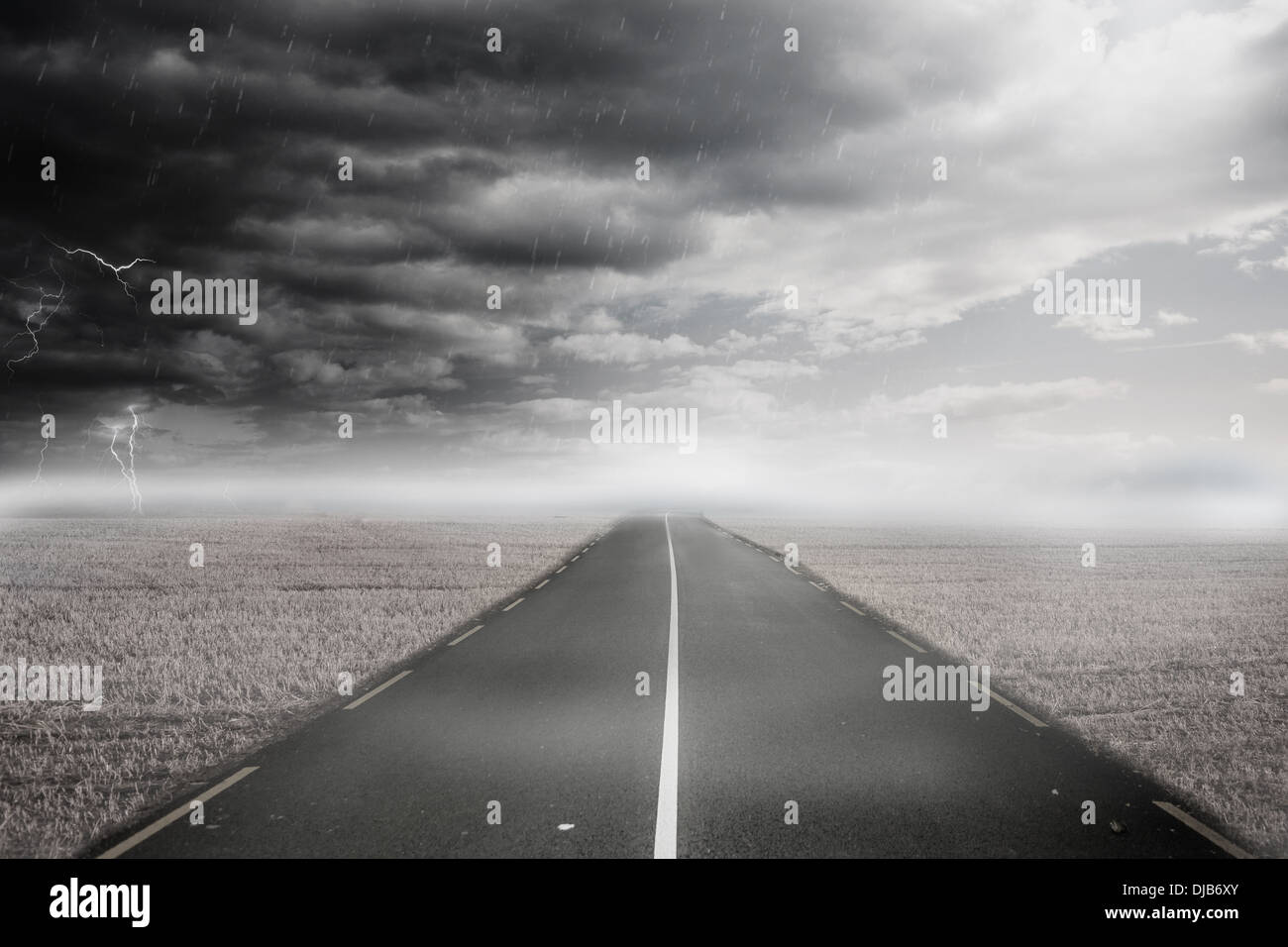 Stürmische Landschaft mit Straße Stockfoto