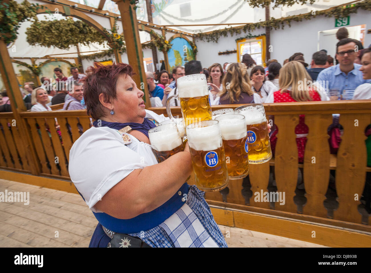 Deutschland, Bayern, München, Oktoberfest, Kellnerin mit Bierkrüge