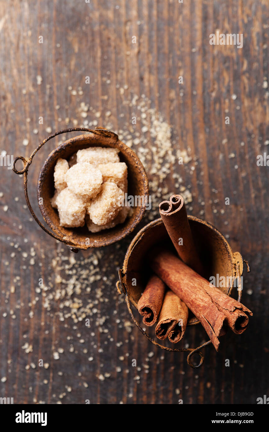 Zimtstangen und braunem Zucker auf hölzernen Hintergrund Stockfoto