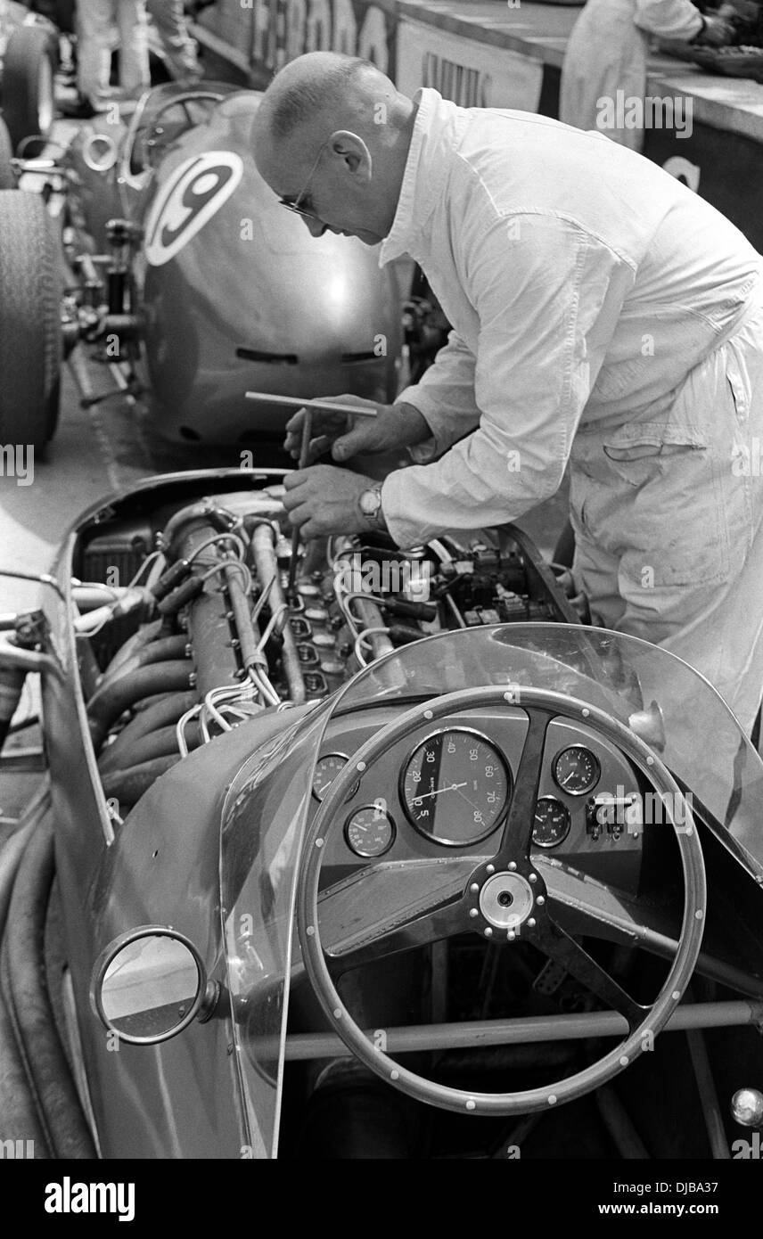 Ein Mechaniker arbeiten an Aston Martin DBR5 Autos in der Boxengasse beim britischen GP, Silverstone, England 16. Juli 1960. Stockfoto