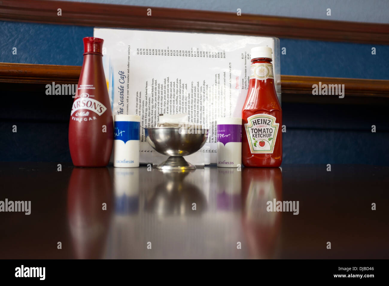 Cafe Heinz Ketchup Gewürze Essig Salz Zucker Stockfoto