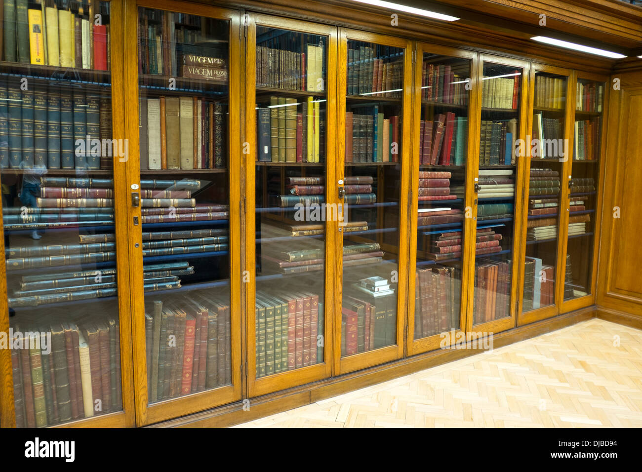 Wertvolle und seltene Bücher in Glas-Schränke-Bibliothek Stockfoto