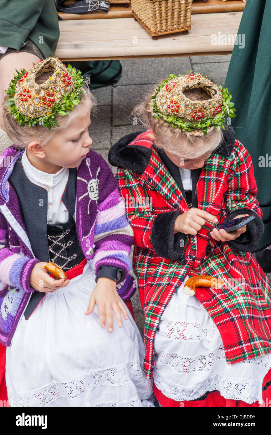 Deutschland, Bayern, München, Oktoberfest, junge Kinder spielen mit dem iPhone Stockfoto