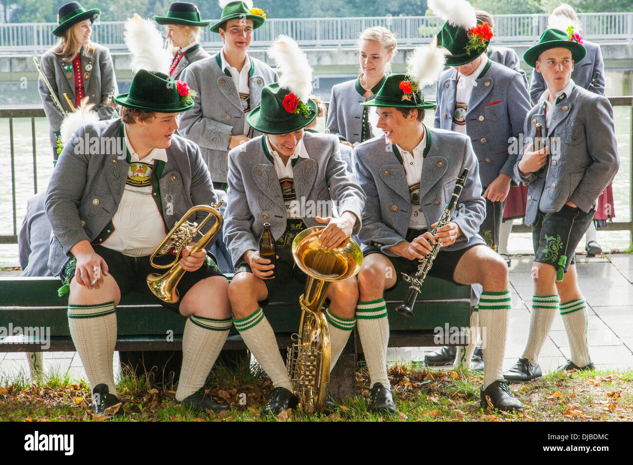 Deutschland, Bayern, München, Oktoberfest-Parade, Gruppe in bayrischer Tracht gekleidet Stockfoto