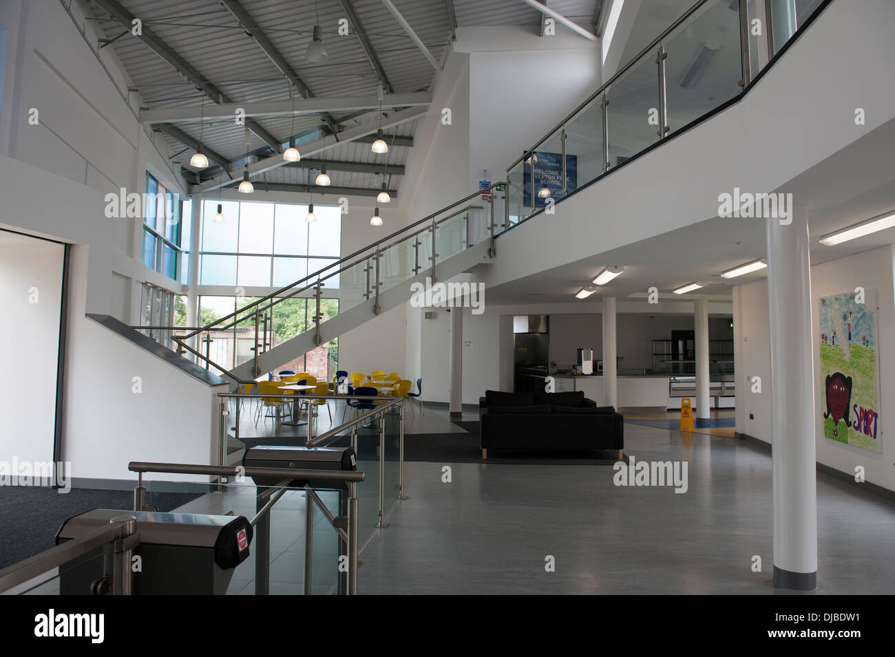 Moderne helle luftige Gebäude Atrium Raum öffentlichen Stockfoto