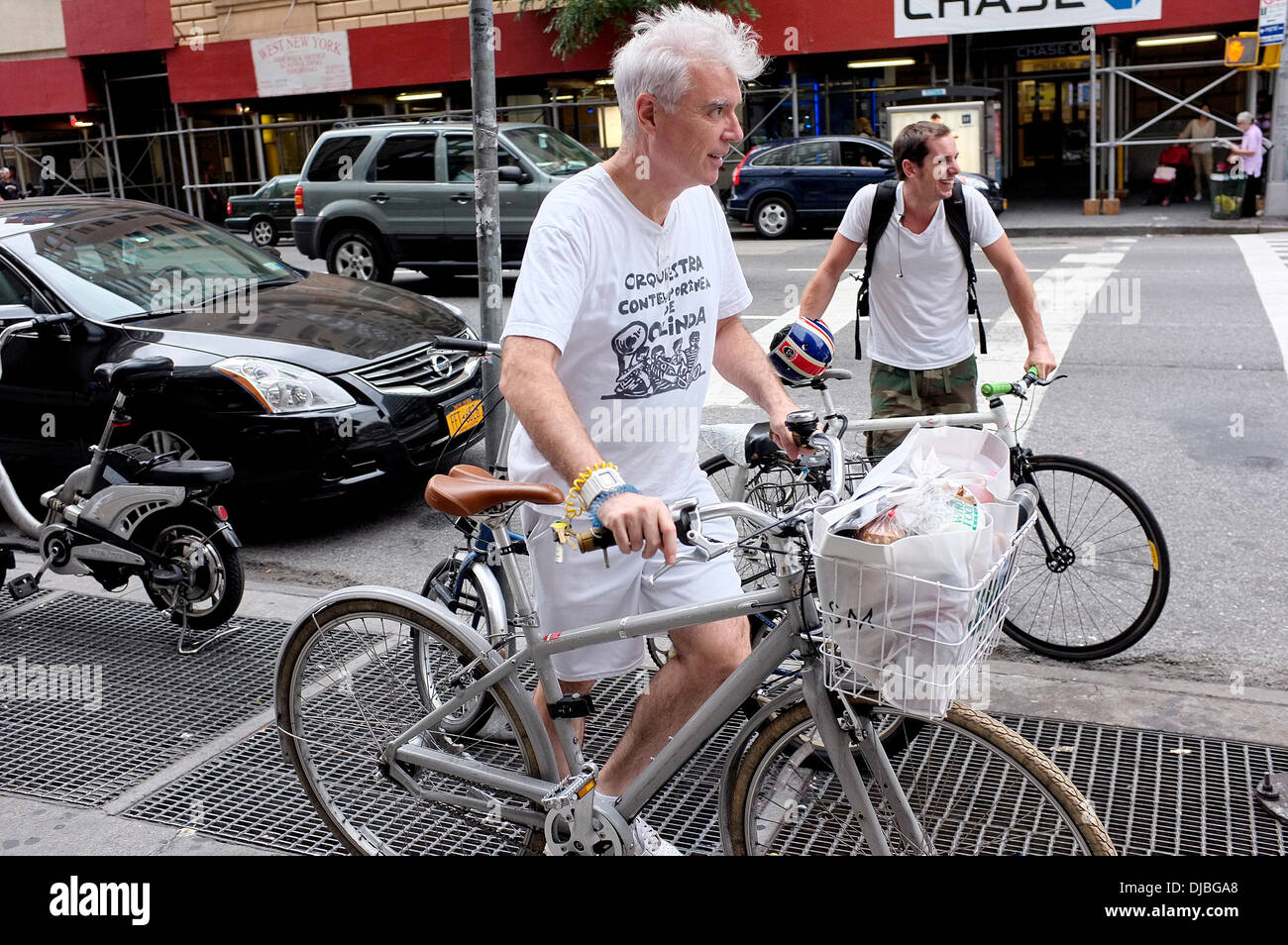 David Byrne ehemaligen Talking Heads-Frontmann kehrt in sein Fahrrad mit Lebensmittel, nach dem Einkauf auf ganze Lebensmittel Markt New York City, USA - 02.09.12 Stockfoto