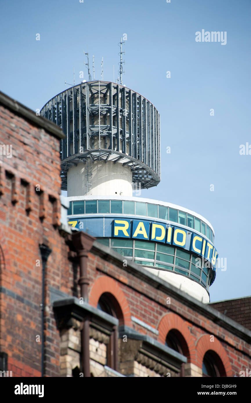 Liverpool Stadt 96.7 FM Funkturm neue alte Gebäude Stockfoto