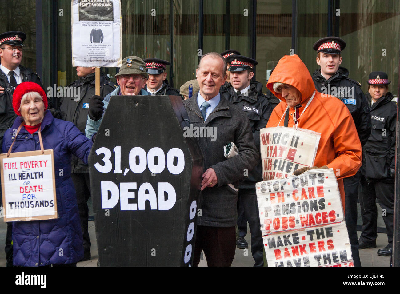 London, UK. 26. November 2013. . Actiuvists trauern um 31.000 Menschen ums Leben unbezahlbar Heizung als Brennstoff Armut Action, besetzen London und behinderten Menschen gegen Kürzungen Protest vor dem Sitz der Npower, einer der "Big Six" Energieversorger haben behauptet wird. Bildnachweis: Paul Davey/Alamy Live-Nachrichten Stockfoto