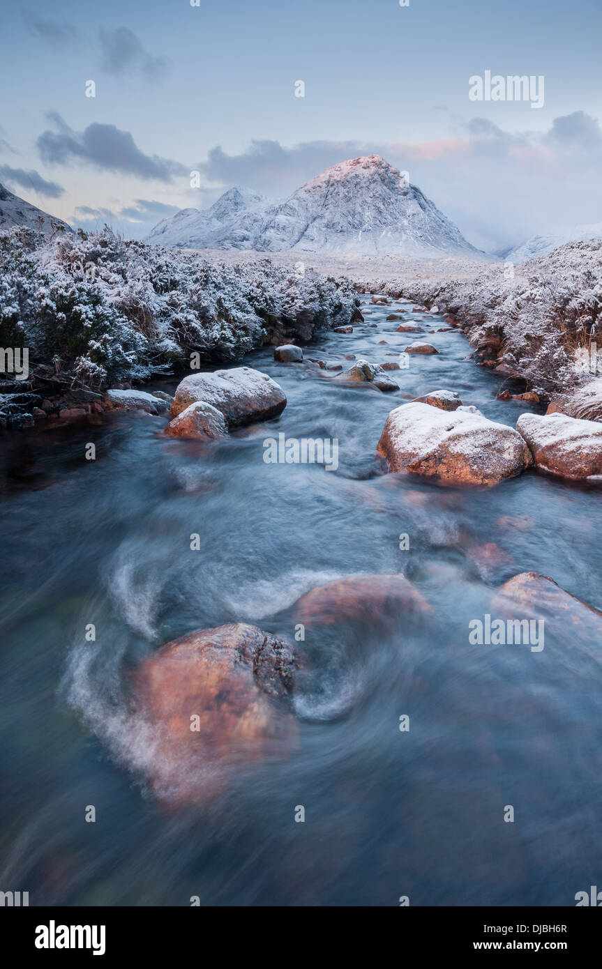 Zunächst Licht auf dem Fluß Etive und Stob Dearg, Buachaille Etive Mor im Winter, Glencoe, Schottisches Hochland Stockfoto
