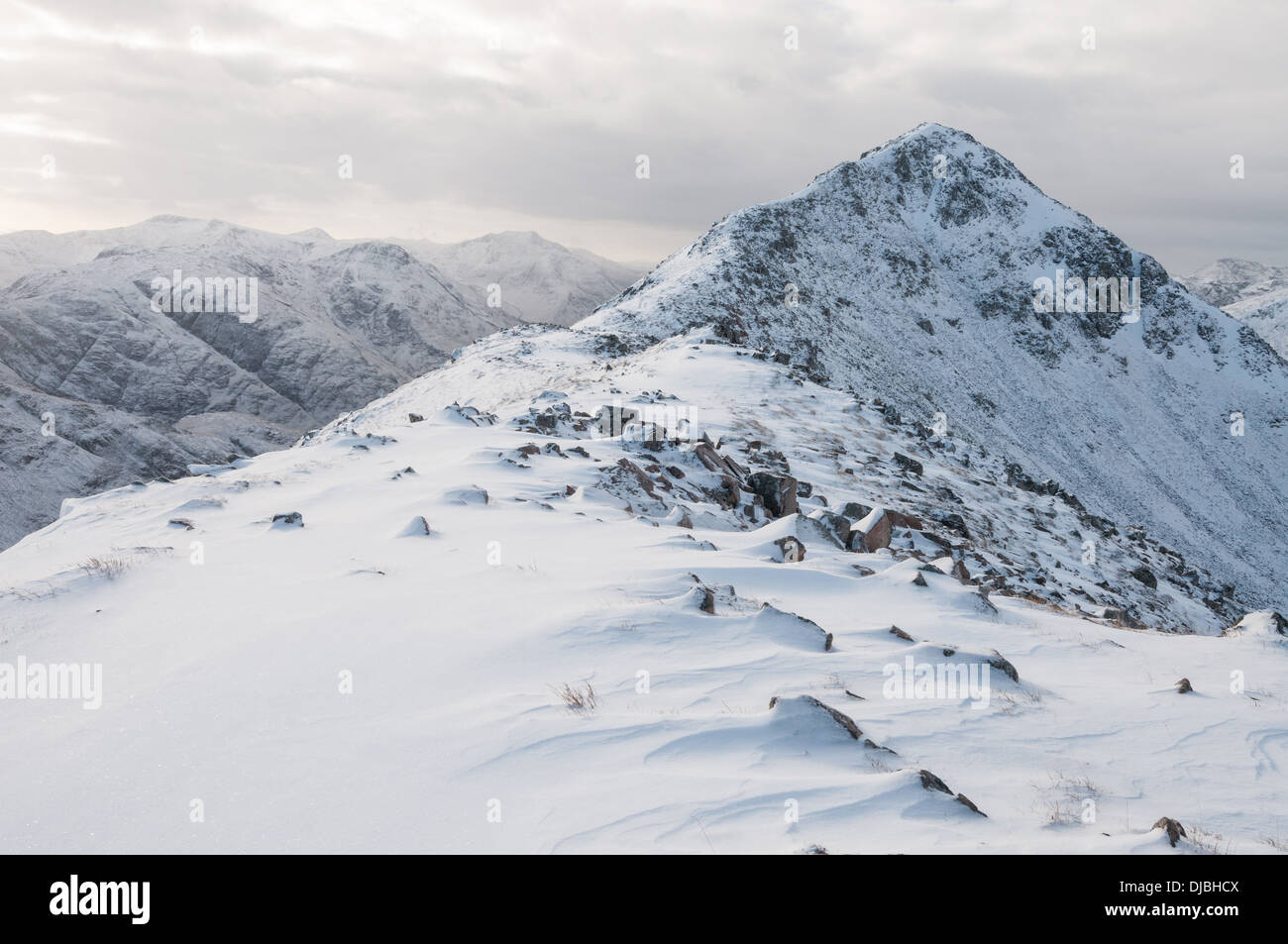 Blick zum Gipfel Stob Dubh im Winter Buachaille Etive Beag, Glencoe, Schottisches Hochland Stockfoto