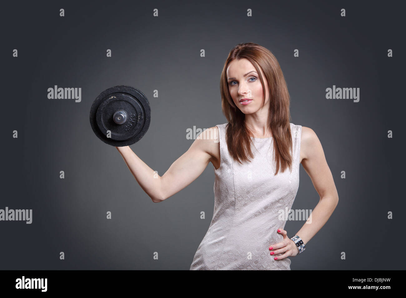 Studioportrait für eine weibliche Büroangestellte mit starken Bizeps Stockfoto